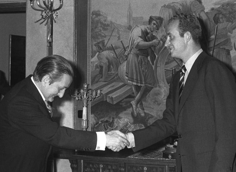 El Príncipe, Juan Carlos de Borbón, recibe al nuevo vicepresidente del Gobierno, Torcuato Fernández Miranda, después del acto de jura de los nuevos ministros del Gobierno