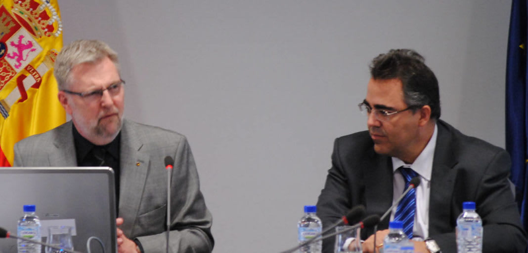 El director general de Eurostat, Walter Radermacher, y el presidente del INE, Gregorio Izquierdo. (INE)